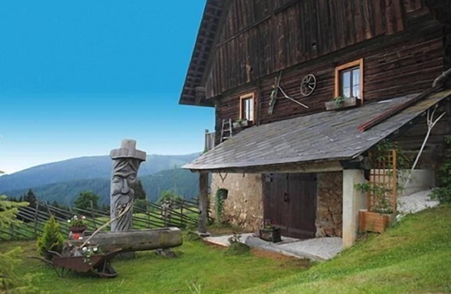 Comfortable mountain chalet with a big balcony