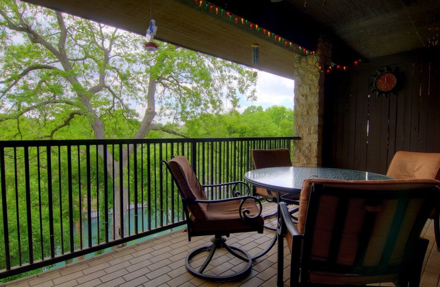 Comal Riverfront with 2 decks! Schlitterbahn! Pool, hot tub & river access!