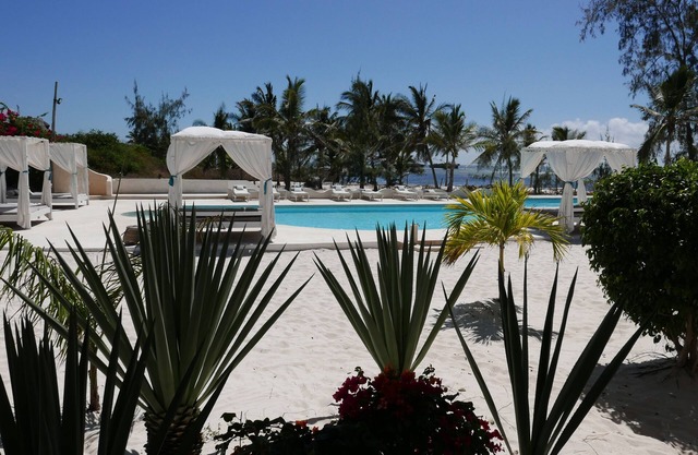 COME ENJOY THE SUN, SAND AND THE BEACH ON THESE BEACHFRONT APARTMENTS