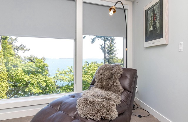 Come on in, the water view is waiting for you!