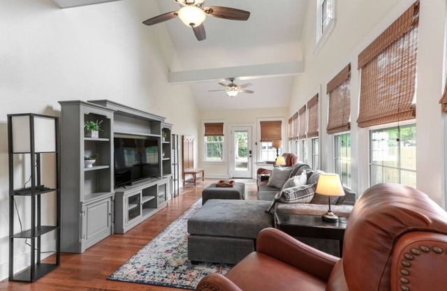 Come Relax at LSU Lakes! Walk to Tiger Stadium!