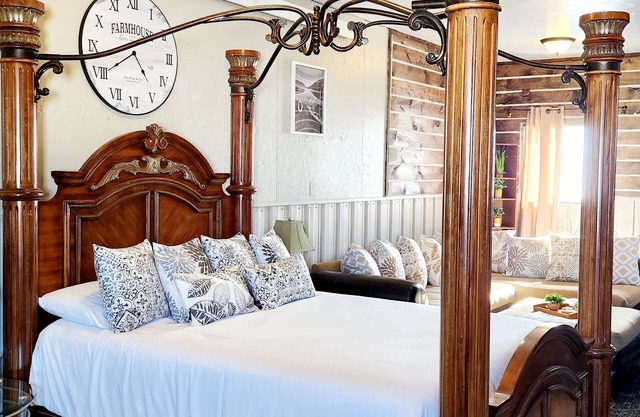 Come relax at the Hot Tub Highland Hideaway