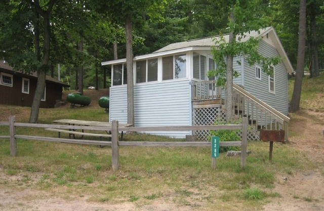 Come stay at our Little Blue cottage on Arbutus Lake - cozy & relaxing