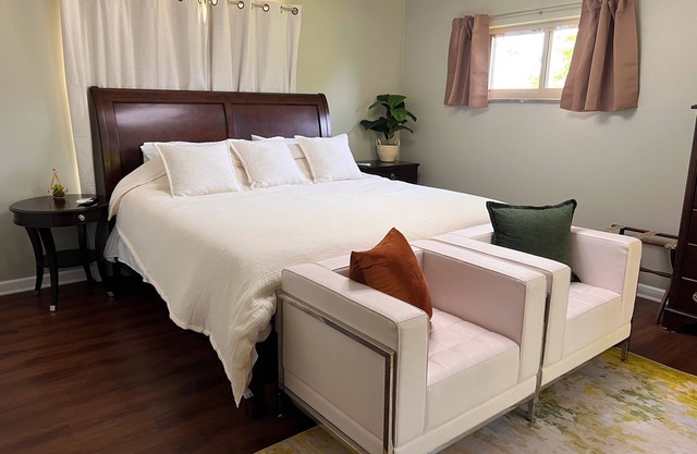 Come stay in our spacious ranch home in Mason. Ten minutes from Kings Island.