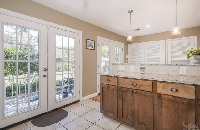 Come to Pensacola White Sand beaches, in a great location 🏚️