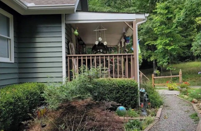 Come to Serenity Cove to relax. Nestled in the mountains and Lake Chatuge.