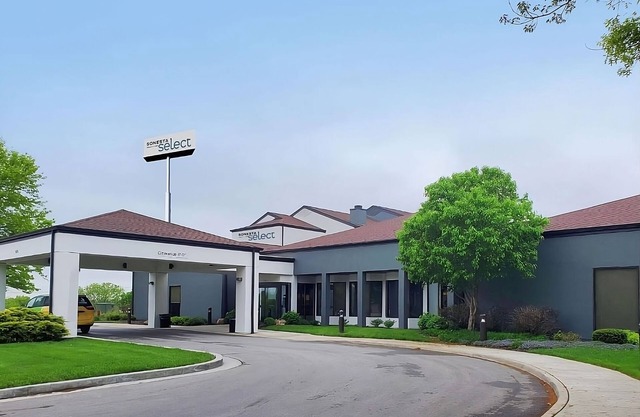 Comfort and Location! Free Parking! Near Overland Park Convention Center!