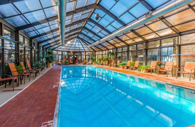 Comfort Inn & Suites Erie - Splash Harbor Indoor Waterpark