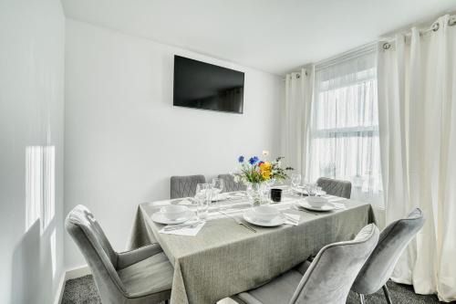 Comfort Lettings - 4 bedroom, 8 Beds & 2 Free Parking, Garden, Family Friendly