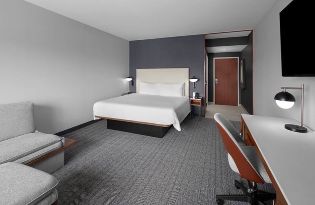 Comfort Meets Convenience! Free Parking, Outdoor Pool, Near Tampa Bay Downs