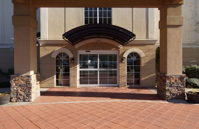 Comfort Suites Near University