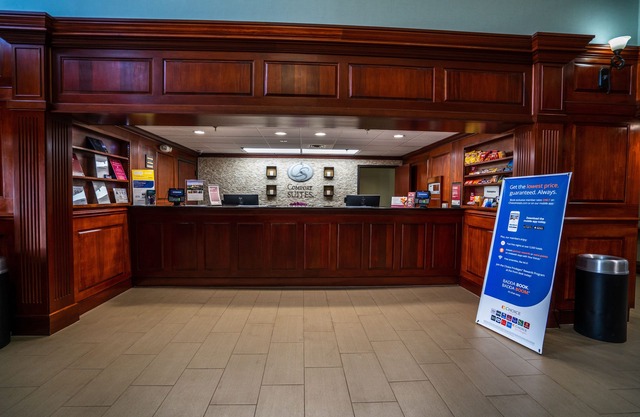 Comfort Suites Outlet Center