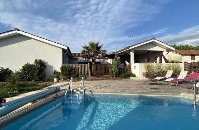 Comfortable room with swimming pool, bathroom and wc.