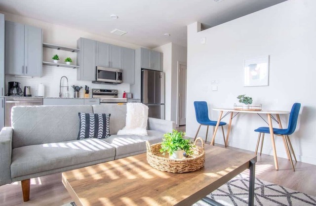 Comfortable 1BR Suite w Pool, Parking, Gym 03