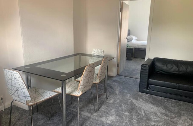 Comfortable 2 bedroom Apartment 7 Minute Walk to Train Station