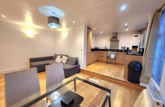 Comfortable 2BR Flat - 1 Min to Tube, Sleeps 6