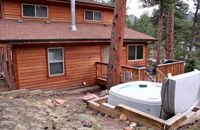 Comfortable 3 bedroom with Personal Hot tub on deck