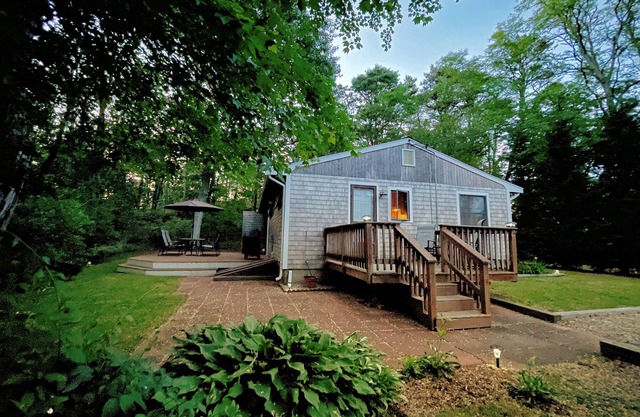 Comfortable 3BD-A/C, Deck, Outdoor Shower, Convenient Location