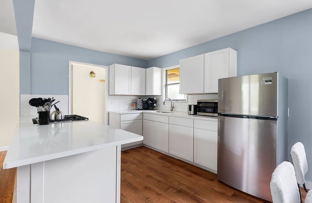 Comfortable 6BR 3BA Home w Large Yard