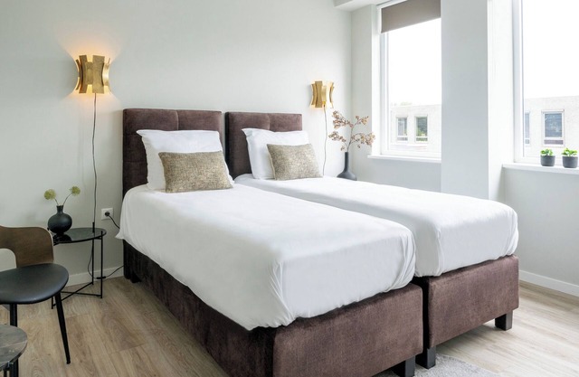 Comfortable air-conditioned suite with access to a shared kitchen and free parking. Perfect for a relaxing stay near Raamsdonksveer with easy access to Tilburg and local attractions.