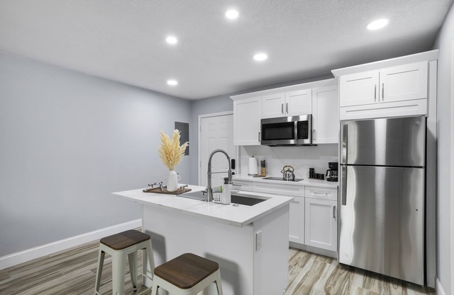 COMFORTABLE apartment close to Bush GARDEN, 15min DOWNTOWN TAMPA