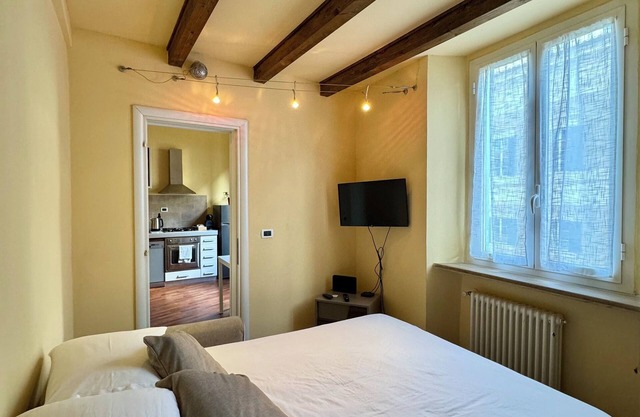 Comfortable apartment near train station, ship boarding, central market.