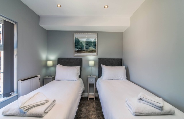 Comfortable & Available 2 Bedroom Apt w/Parking