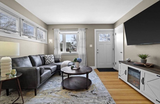 Comfortable & Charming 4BR, near Stadium & Zoo!