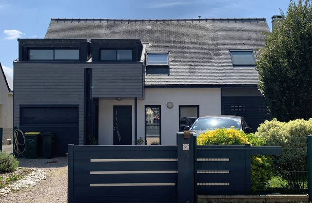 Comfortable, contemporary accommodation 100 metres from the beach (gold mine)