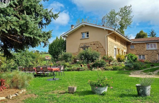 Comfortable cottage for 12 guests between Lyon and Saint-Étienne with garden and outdoor games