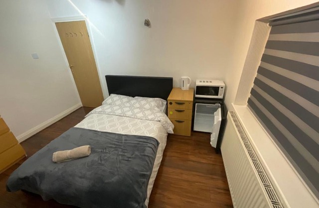 Comfortable Double room in family house Heathrow airport