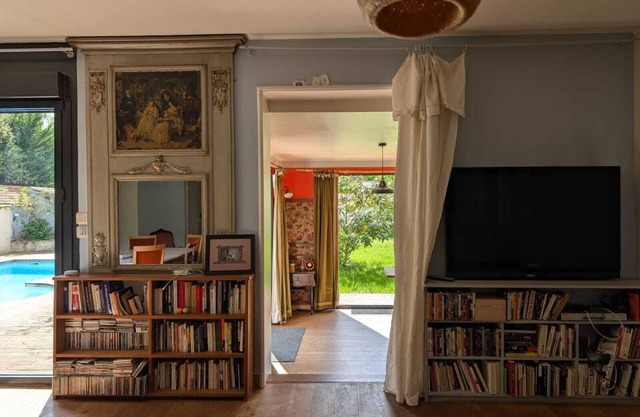 Comfortable family home with pool 10 minutes from Bordeaux