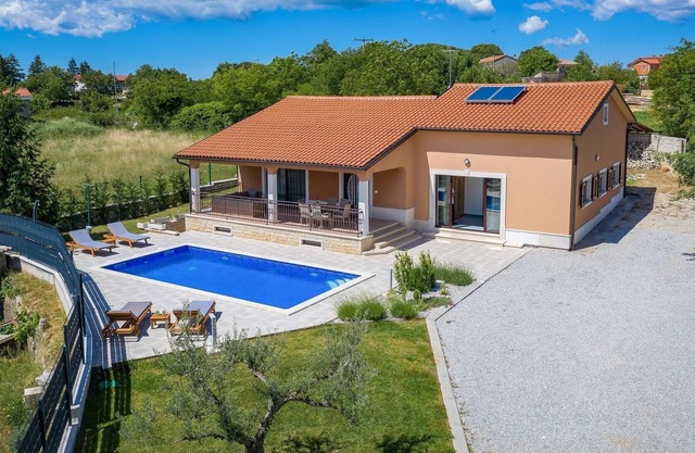 Comfortable family house with private pool, whirlpool and sauna for 6 people