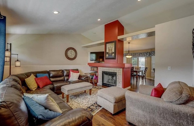Comfortable Family-Sized Home w/4br 3 bath, ping pong, fast wifi and hot tub!