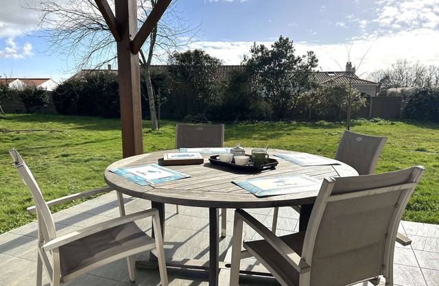 Comfortable house, 2 BR, Wi-Fi, terrace, BBQ, 10km from St Gilles beaches