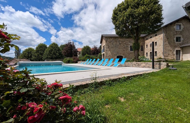 Comfortable lodge with heated pool, for 23 people, perfect for families and friends