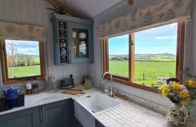 Comfortable, luxury shepherds hut with hot tub