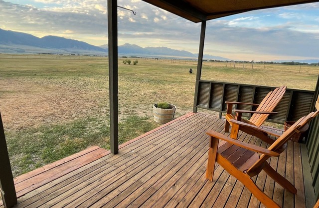 Comfortable modern home near Ennis Lake