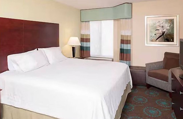 Comfortable Room w/Sofa Bed & Hot Breakfast Included – Ideal for Families