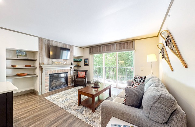 Comfortable ski-in/out condo with pool, balcony, high-speed WiFi & hiking nearby