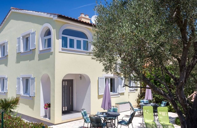 Comfortable vacation home directly by the sea, 80m from the beach