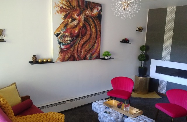 Comfortable vibrant condo. 15 minutes to Chicago