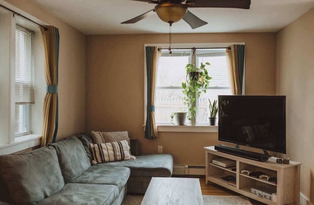 Comfy 1BR unit off Thames St with Parking
