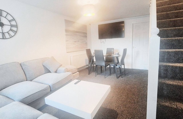 Comfy 2 Bedroom House on Quiet Street with Great Car Parking
