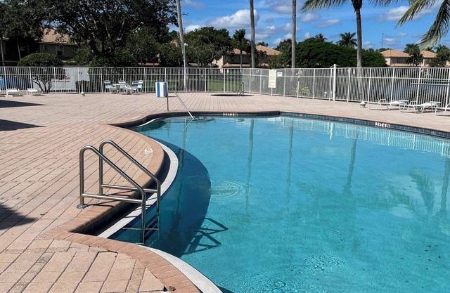 Comfy 2-bedroom townhome in Lake Worth with AC, EV charger, Fitness room & WiFi