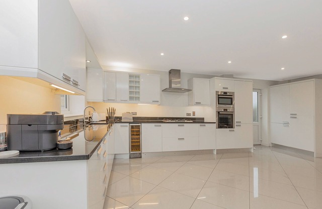 Comfy 3BR home w/parking in East London 10min tube