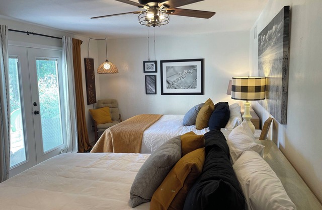 Comfy 5-bedroom farmhouse with AC and WiFi in historic Concho