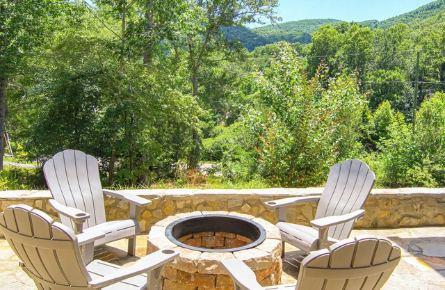 Comfy Asheville Vacation Rental w/Hot Tub!
