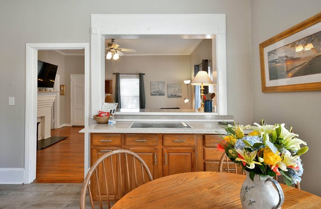 Comfy Cottage ✨ Minutes From Main St, Fenced in Backyard✨🏡