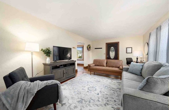 Comfy furnishings, nice yard, peaceful neighborhood